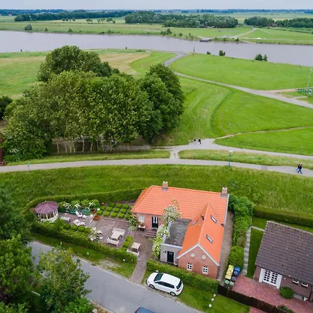 Deichhaus Am Greetsieler Hafen 