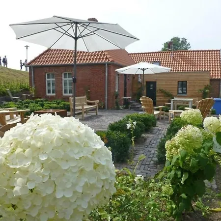 Deichhaus Am Greetsieler Hafen 