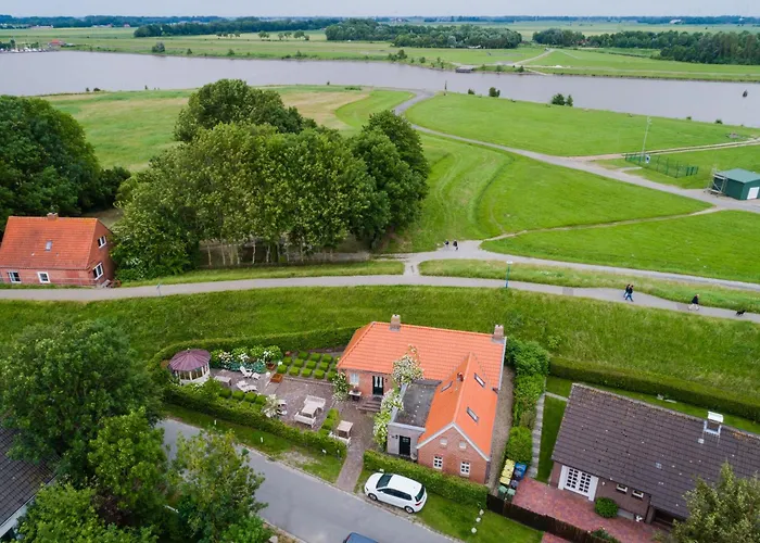 Deichhaus Am Greetsieler Hafen 